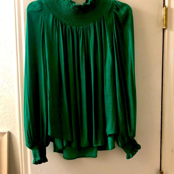 Green blouse 👚 - Picture 2 of 5